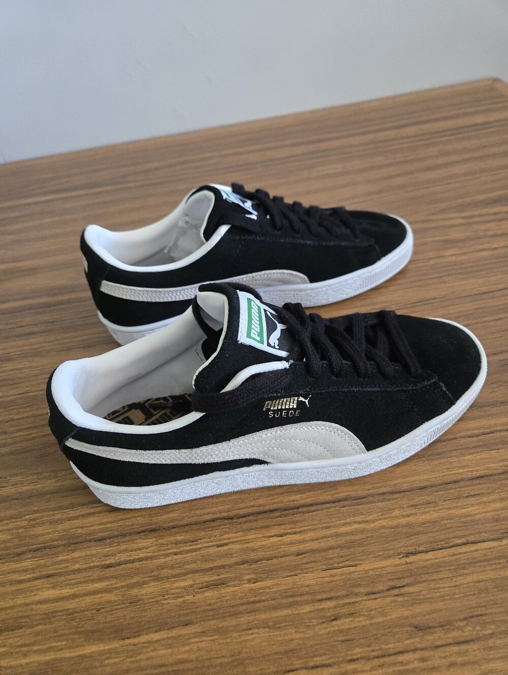 Puma Suede Women's 6 Black Cream Low-Top Sneakers Excellent Condn Runs Small?
